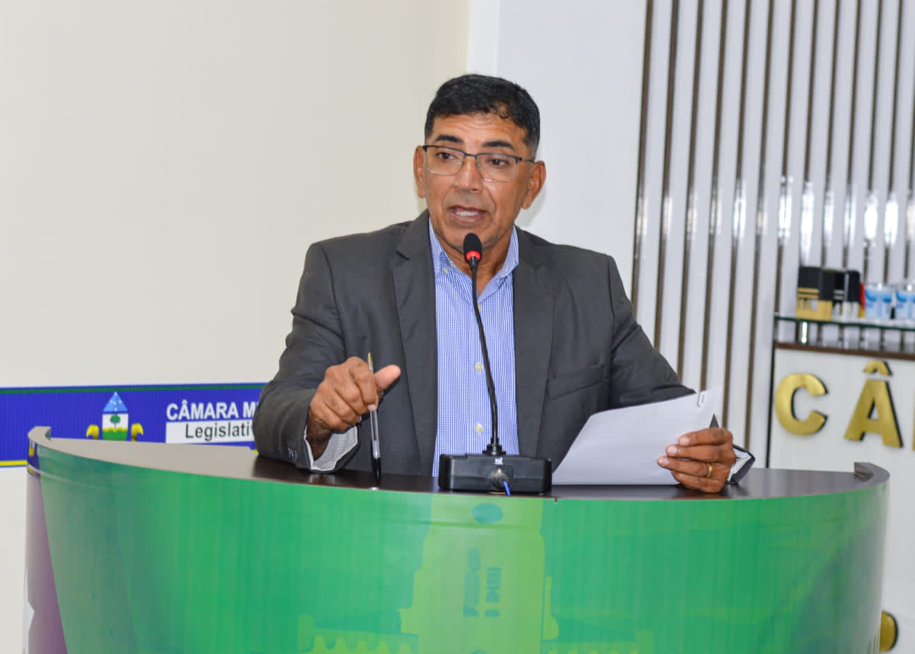 Câmara de Tefé pede retirada de cabos abandonados que ameaçam segurança nos postes.