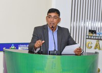 Câmara de Tefé pede retirada de cabos abandonados que ameaçam segurança nos postes.