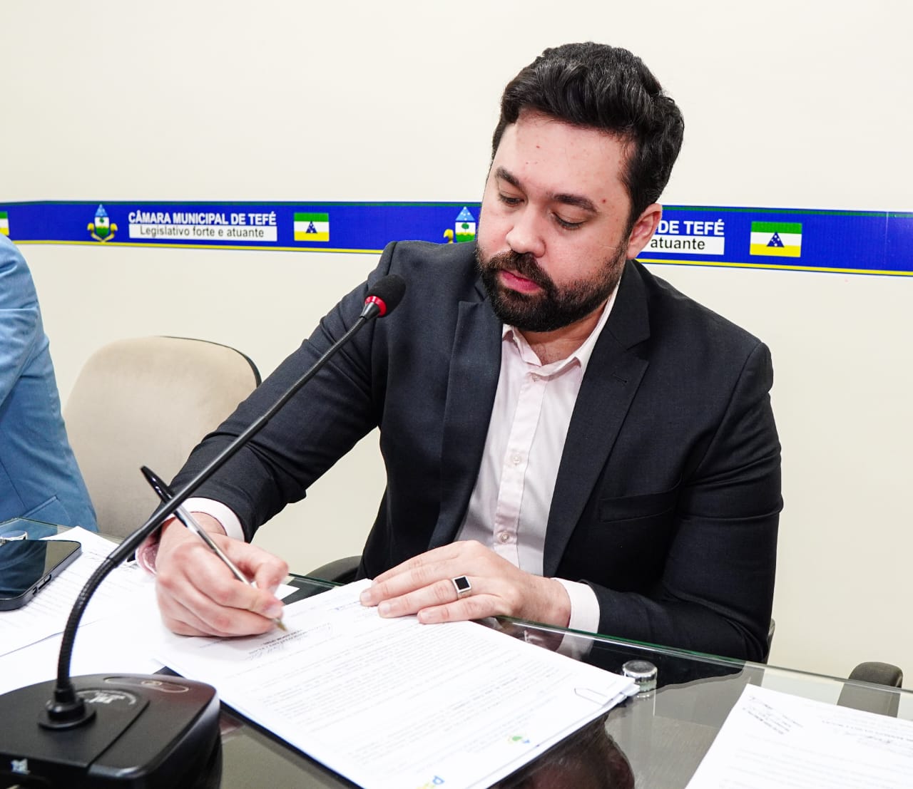 Cuidar do que está sob os pés: Vereador Paulo Celani propõe recuperação das tampas de registros em ruas de Tefé