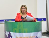 Feira Municipal no centro das atenções: vereadora Cláudia Marreira requer melhorias estruturais no espaço público.
