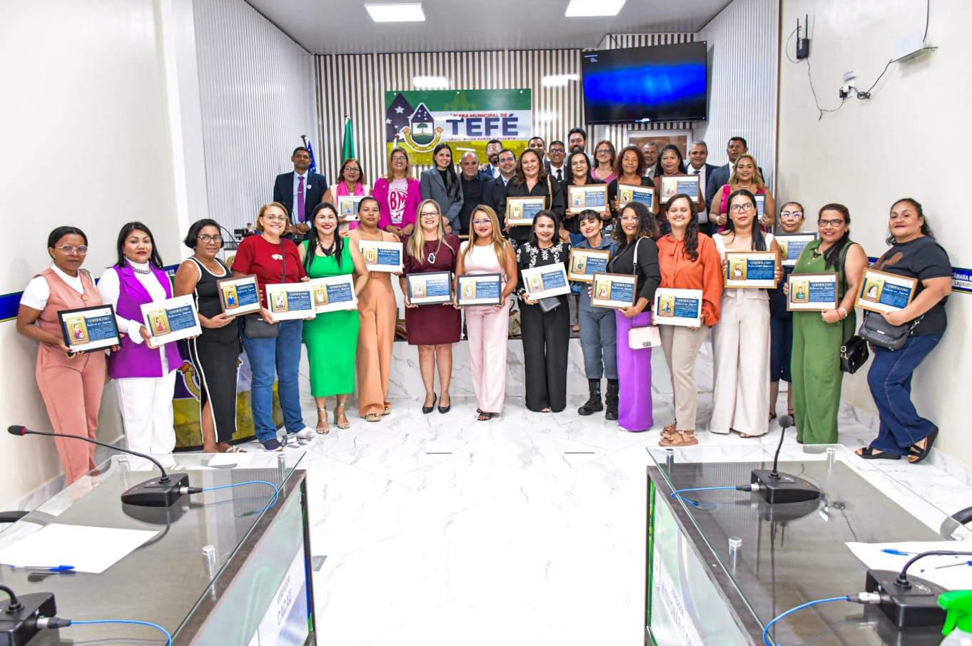 Vozes femininas em evidência: Câmara celebra protagonismo em sessão solene especial.