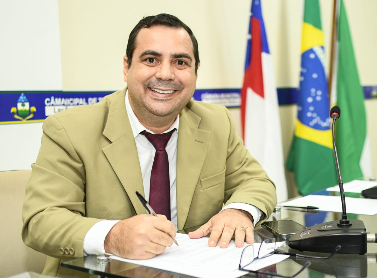 Reparos na via pública da Rua Espírito Santo é pedido do Vereador Helinho Bessa.