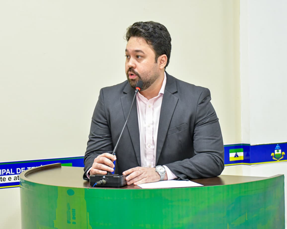 Rua Jericó aguarda reparo definitivo após obra emergencial na rede de água.