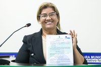 Vereadora Cláudia Marreira alerta para cratera na Rua Campinas e solicita solução urgente.