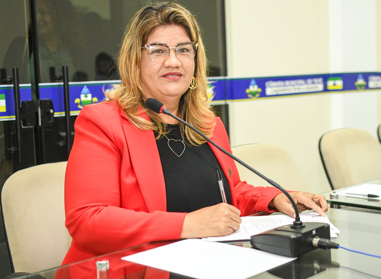 Vereadora Cláudia Marreira solicita pavimentação, construção de esgoto e ponte no Beco 03 de Outubro.